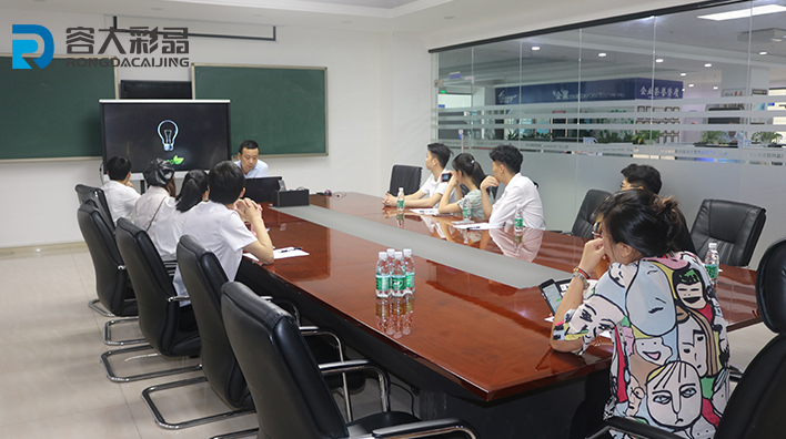 Rongda Colour Crystal Technology Director trains customer team on the software and hardware usage of multi-media touch-in-one machine！